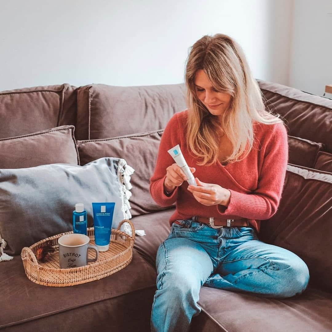 La Roche-Posayさんのインスタグラム写真 - (La Roche-PosayInstagram)「The perfect example of “me time” with @kamilalibelula: a cup of tea and the Effaclar skincare routine, ideal for rainy days. Start by cleansing your skin, then massage your face with a light scrub and finish by applying a moisturizer. Your skin will thank you. Already a fan of our products? Tell us about your experience, all languages are spoken!  All languages spoken here! Feel free to talk to us at any time. #larocheposay #effaclar #acneproneskin #lrplove Global official page from La Roche-Posay, France」10月25日 2時59分 - larocheposay