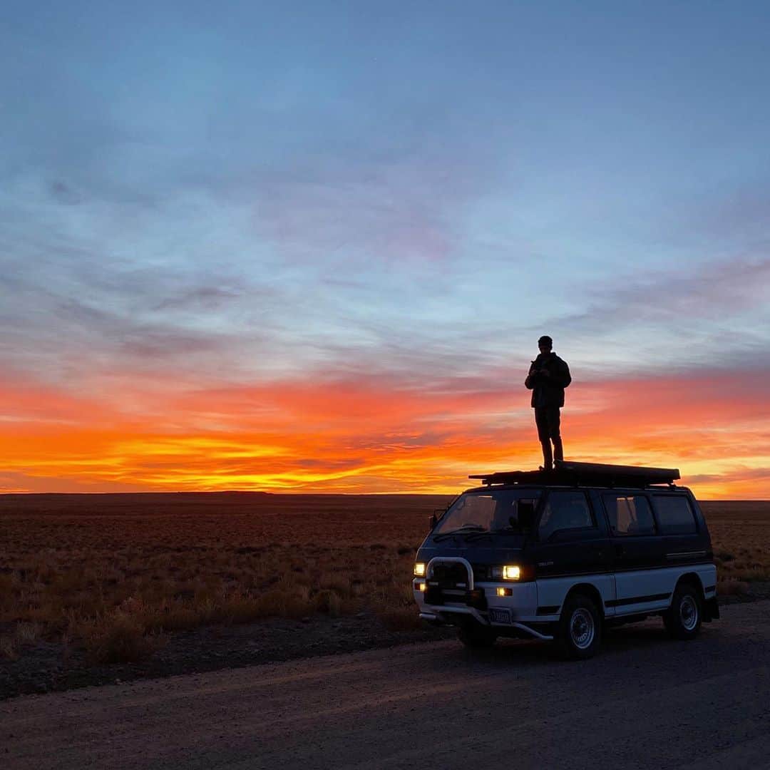 のインスタグラム：「sunrise somewhere in the middle of arizona heading to new mexico 🧡」