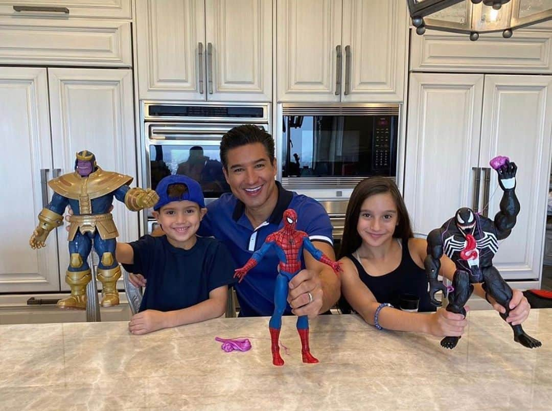 Hasbroさんのインスタグラム写真 - (HasbroInstagram)「#Repost @mariolopez: Marvel Mania is on and poppin! The Lopez Fam Bam rockin our Super Hero spirit with this great gear! @shopdisney」10月25日 3時07分 - hasbro