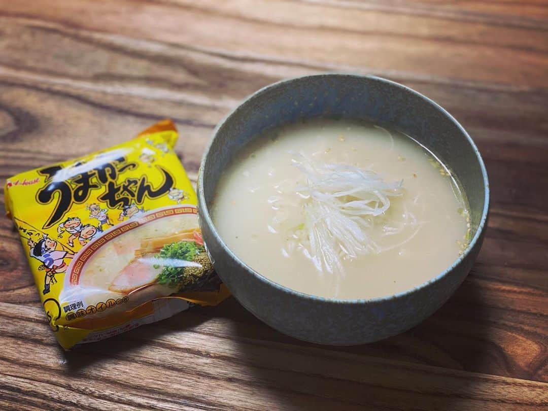 ロシアン佐藤のインスタグラム：「視聴者さんに頂いたインスタント麺ちゃんたち👯✨おやつによく食べています🤲🏻ありがとうございます🥺🤲🏻  うまかっちゃんと、ハイラーメン！  うまかっちゃん久しぶりに食べたけど、とんこつラーメン感のある独特の香りがいいよねー☺️  ハイラーメンは、なんだか懐かしの味🙆初めて食べたけど👯‍♀️おいし！  #うまかっちゃん #ハイラーメン #インスタント麺 普段あんまり食べないけどたまにおやつに食べたくなる #ramen」