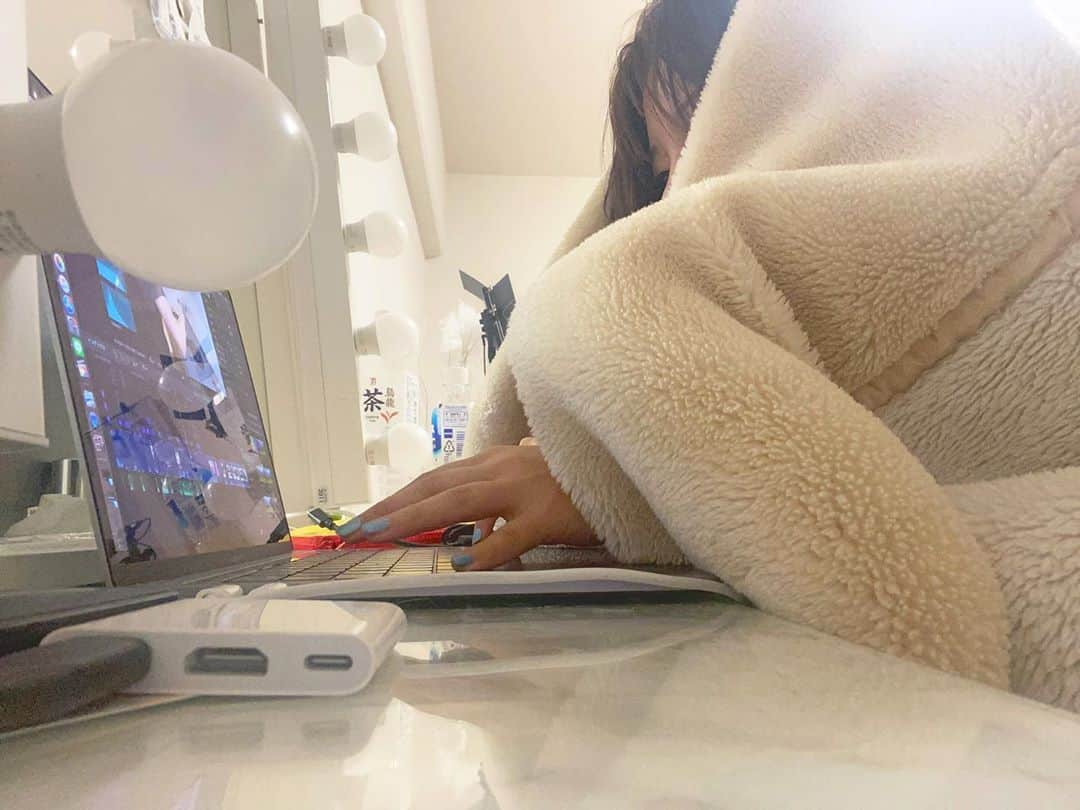 成重優梨さんのインスタグラム写真 - (成重優梨Instagram)「寒さに弱すぎる私の最近の編集スタイル  #目死にすぎちゃう」10月25日 3時16分 - hi_world_imyuri