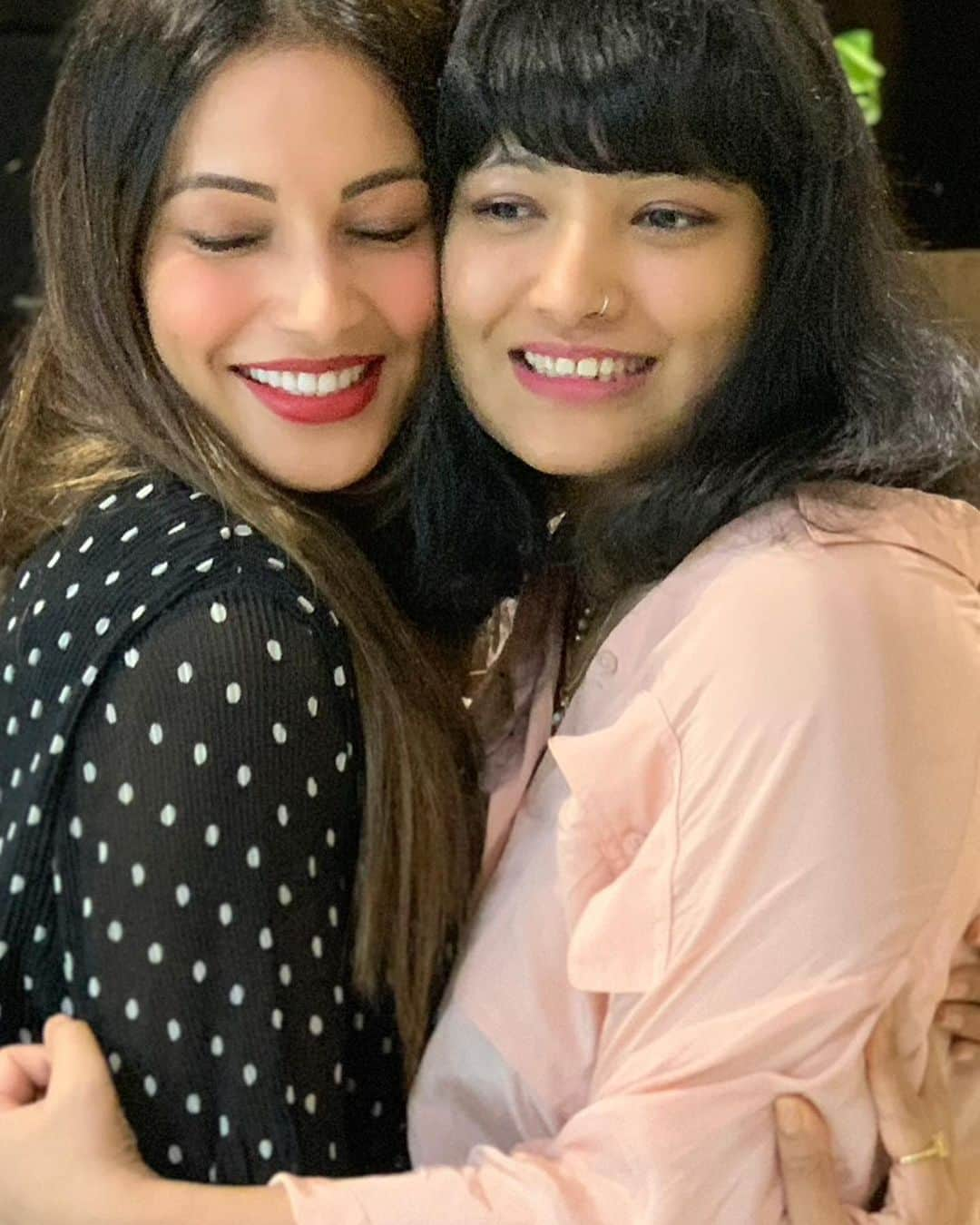 ビパシャ・バスーさんのインスタグラム写真 - (ビパシャ・バスーInstagram)「Happy Birthday to my little Gudiya @vi_basu ❤️You will always be my little one. Love you❤️Feel so proud of you ❤️ Good health, happiness, growth and abundance is what I wish for you ❤️🤗😘 #basugirls」10月25日 3時25分 - bipashabasu