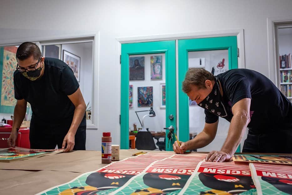 Shepard Faireyさんのインスタグラム写真 - (Shepard FaireyInstagram)「I got together safely with @ernestoyerena to sign the “Vote! Stop Fascism & Vota! Alto Al Fascismo” screenprints. The prints will be shipped out by Ernesto’s team this week, Thank you all for being patient! We appreciate the support.⁠⠀ -Shepard⁠⠀ ⁠⠀ Photos by @boxingintellect」10月25日 3時25分 - obeygiant