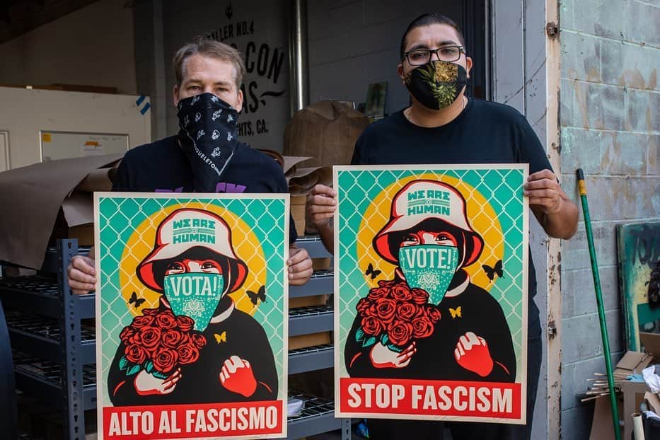Shepard Faireyさんのインスタグラム写真 - (Shepard FaireyInstagram)「I got together safely with @ernestoyerena to sign the “Vote! Stop Fascism & Vota! Alto Al Fascismo” screenprints. The prints will be shipped out by Ernesto’s team this week, Thank you all for being patient! We appreciate the support.⁠⠀ -Shepard⁠⠀ ⁠⠀ Photos by @boxingintellect」10月25日 3時25分 - obeygiant
