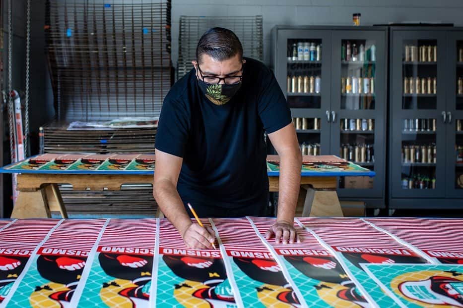 Shepard Faireyさんのインスタグラム写真 - (Shepard FaireyInstagram)「I got together safely with @ernestoyerena to sign the “Vote! Stop Fascism & Vota! Alto Al Fascismo” screenprints. The prints will be shipped out by Ernesto’s team this week, Thank you all for being patient! We appreciate the support.⁠⠀ -Shepard⁠⠀ ⁠⠀ Photos by @boxingintellect」10月25日 3時25分 - obeygiant
