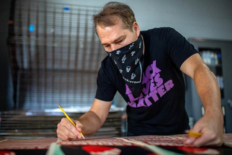 Shepard Faireyさんのインスタグラム写真 - (Shepard FaireyInstagram)「I got together safely with @ernestoyerena to sign the “Vote! Stop Fascism & Vota! Alto Al Fascismo” screenprints. The prints will be shipped out by Ernesto’s team this week, Thank you all for being patient! We appreciate the support.⁠⠀ -Shepard⁠⠀ ⁠⠀ Photos by @boxingintellect」10月25日 3時25分 - obeygiant