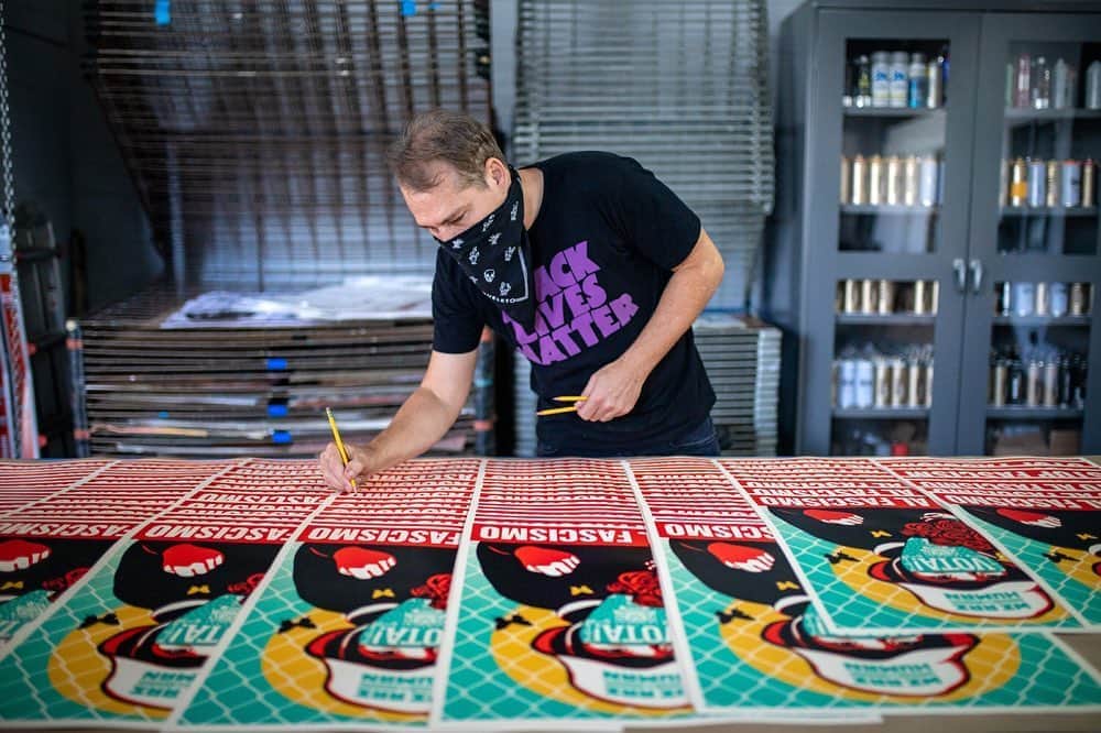 Shepard Faireyさんのインスタグラム写真 - (Shepard FaireyInstagram)「I got together safely with @ernestoyerena to sign the “Vote! Stop Fascism & Vota! Alto Al Fascismo” screenprints. The prints will be shipped out by Ernesto’s team this week, Thank you all for being patient! We appreciate the support.⁠⠀ -Shepard⁠⠀ ⁠⠀ Photos by @boxingintellect」10月25日 3時25分 - obeygiant