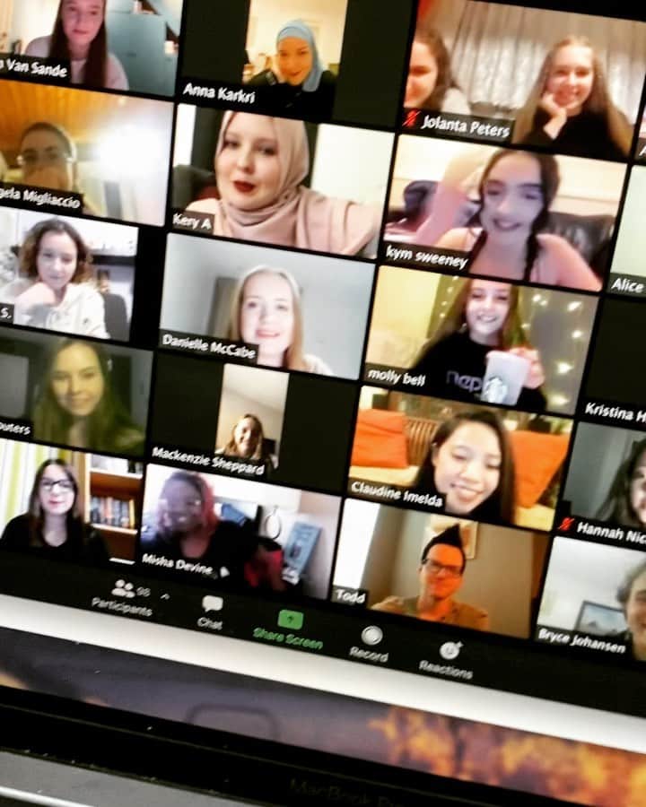 カテリーナ・グレアムのインスタグラム：「7 months 30 chats and 300 amazing and beautiful people later, I am blessed to say that I have spent so much of this year with you guys. Thank you @ale_ssiofilippelli for this genius idea of bringing me closer to the people that mean the most. (We’re international y’all!) I am so grateful for the time that I’ve gotten to spend with you guys that today everyone was brought together for the first time!!!!! Even though these times are difficult and unprecedented, please remember that we will always have each other as a family. You are not alone, you are connected to each other. Love you guys. See you soon! #ThankYouAlessio」