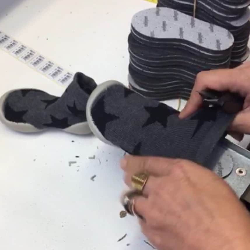コレジアンのインスタグラム：「IT’S ALL ABOUT FAMILY… ❤️ . Our slipper-socks are your feet best friends! Worldwide children, parents and grandparents happily wear them every day! 💫 . These slippers-socks have been manufactured by a fifth-generation family-owned business in the south of France, where Collégien was founded in 1947 and still is located today! 🇫🇷 . Thank you for being part of our family history! 🥰 . UNE HISTOIRE DE FAMILLE … ❤️ . Nos chaussons vous accompagnent au quotidien ! Aux pieds des enfants, parents et grands-parents, nos produits sont aux pieds de toutes les générations. 💫 . Cela fait aussi plusieurs générations que vos chaussons préférés sont fabriqués par des mains expertes dans notre usine dans le sud de la France 🇫🇷  . Merci de faire partie de l'histoire ! 🥰 . Pictures @simon_lee504  . #collegien #collegien_officiel #madeinfrance #slippers #newin #extrasoft #ecofriendly #chaussons #babucce #haussocken #slippersocks #fashion #style #fw20 #autumn #familytime #weekend #saturday #downtime #familybusiness #fifthgeneration #history」