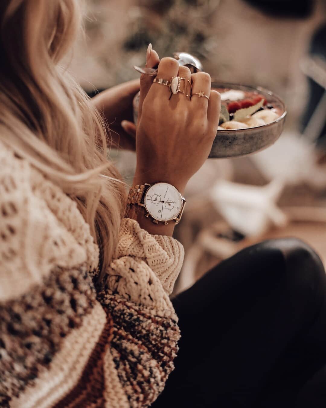 Kapten & Sonさんのインスタグラム写真 - (Kapten & SonInstagram)「'Dear Saturday, you are our favorite.' 🌞 @nikixgilbert is wearing our watch Chrono Gold "Bicolor Steel" watch. 💛⁠ #bekapten #kaptenandson⁠ .⁠ .⁠ .⁠ #watch #chrono #silver #gold #cozy #comfy #autumn #inspiration #inspo #style #fashion #fashionlover #outfit #details」10月25日 3時30分 - kaptenandson