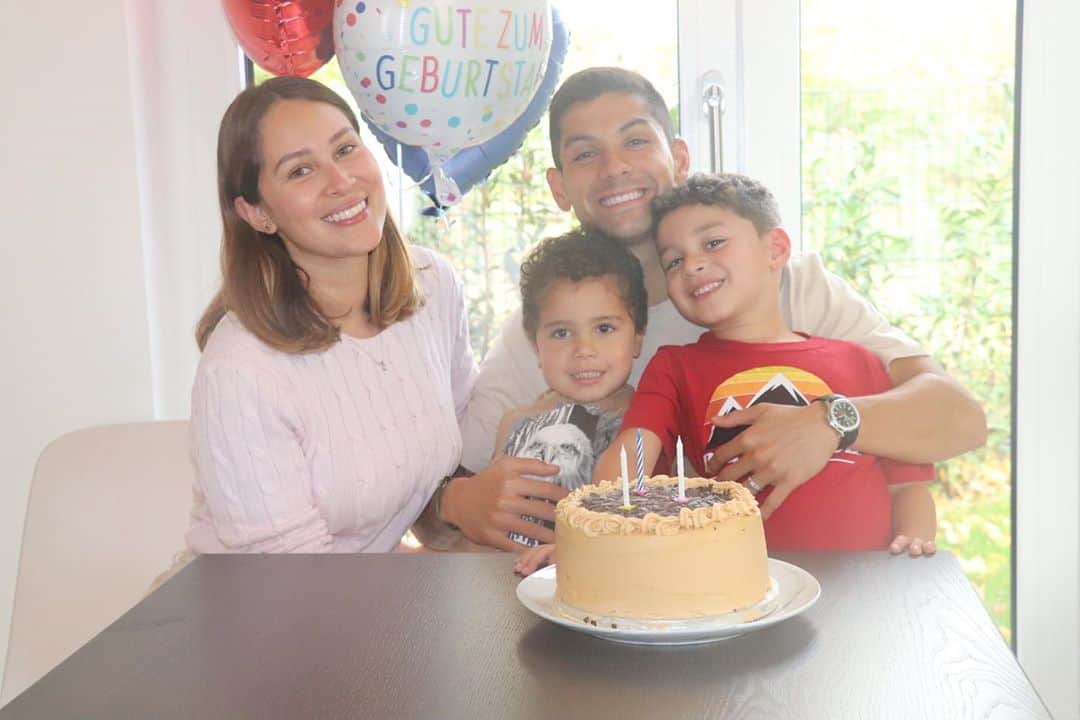 クリスチャン・ガンボアのインスタグラム：「3️⃣1️⃣☑️🥳🙋🏻‍♂️👨‍👩‍👦‍👦」