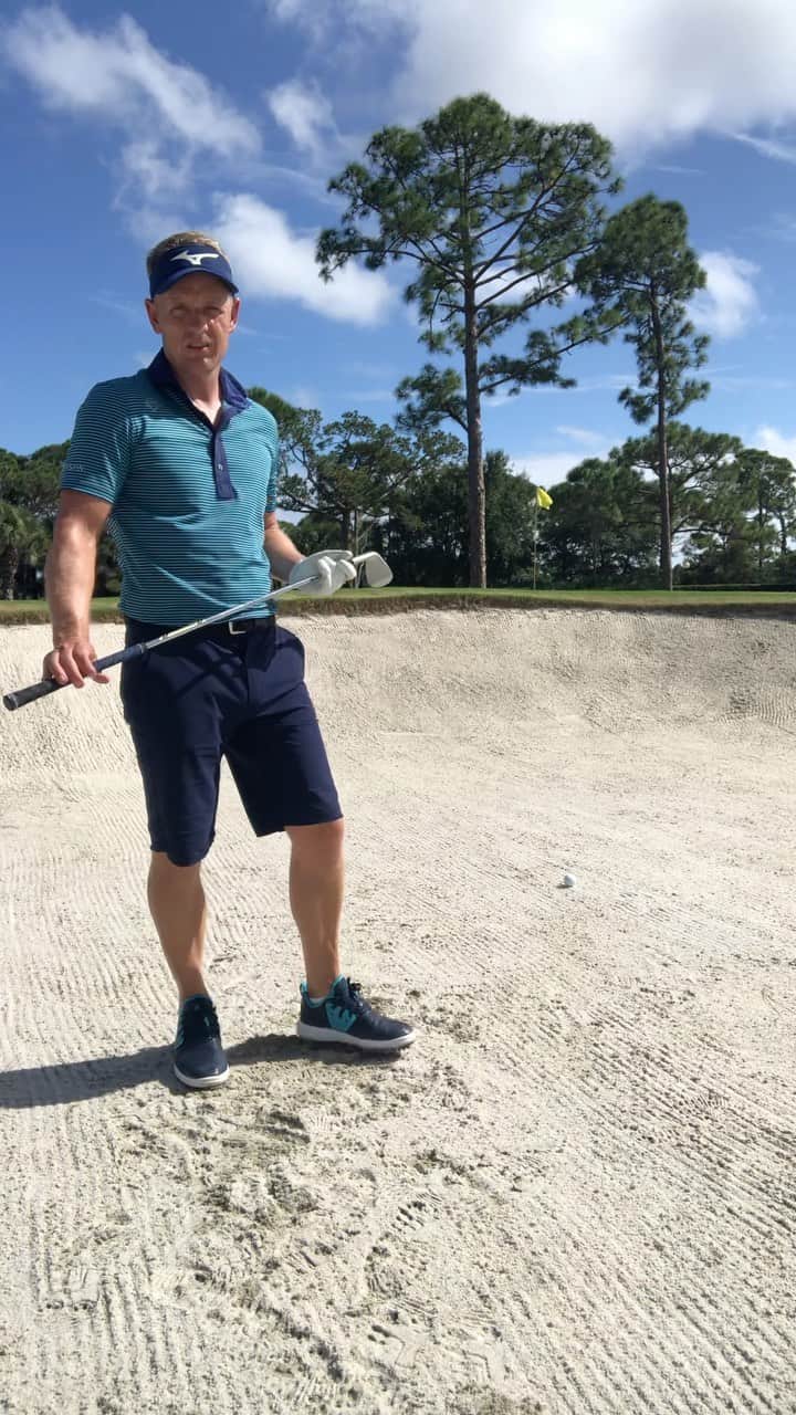 ルーク・ドナルドのインスタグラム：「I like to set up square to the target in bunkers, rather than being open, which do you prefer? #LDTips #bunkerplay #square #open #keepgettingbetter」