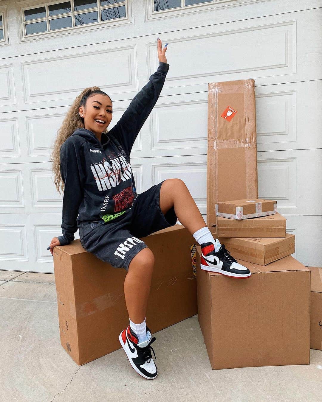 リアン Vのインスタグラム：「It’s MOVING DAY! 📦 Also rockin my new “Inspire” Set NOW AVAILABLE on @shoplianev 🔥」
