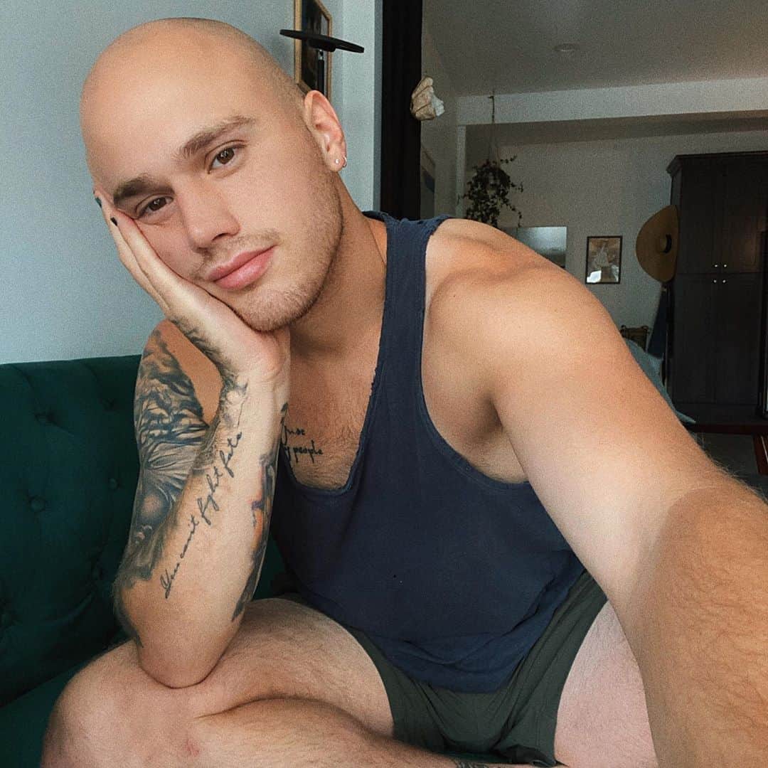 ブランドン・シェイアのインスタグラム：「6 days until my next single comes out 😩」