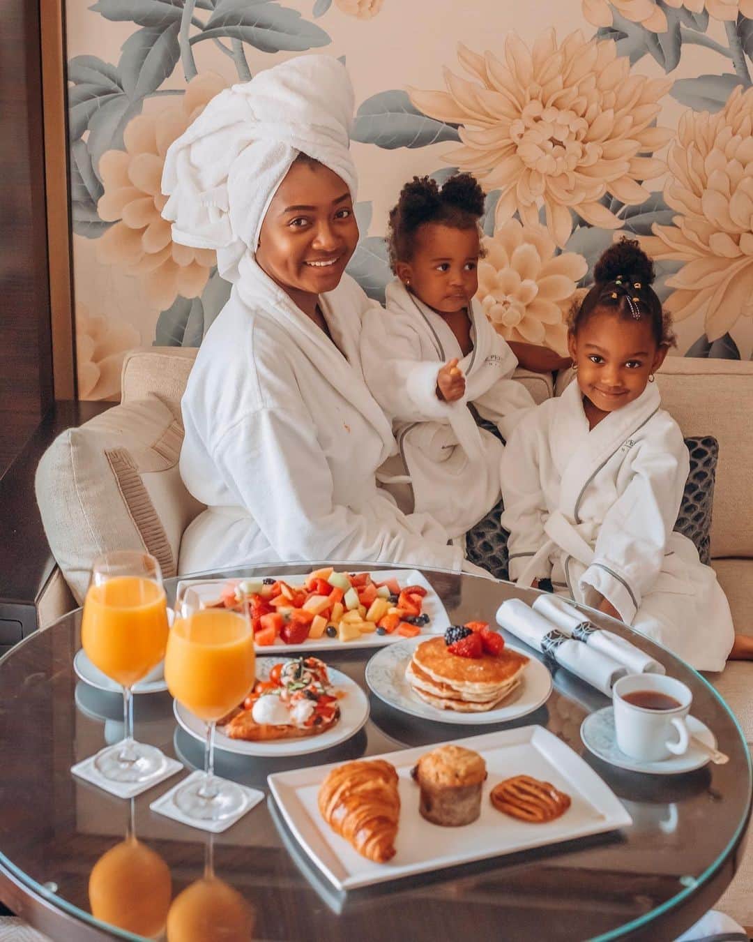 The Peninsula Hotelsさんのインスタグラム写真 - (The Peninsula HotelsInstagram)「“Robes for the minis and a delicious breakfast is more than enough reason to get out of bed.” —@talesandturbans on her recent staycation at @thepeninsulachi. #penmoments #penfamilies ⁣ ⁣ ⁣ ⁣ ⁣ ⁣ #peninsulahotels #luxuryhotelexperience #fivestarservice #peninsulastay #chicago #staycation #chicagotravel #chicagolife #chicagogram⁣」10月25日 3時42分 - peninsulahotels