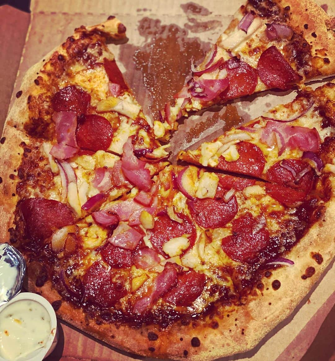 ロバート・アーンショウさんのインスタグラム写真 - (ロバート・アーンショウInstagram)「Enjoy your cheat meals my friends.  #pizza #foody #instafood」10月25日 4時01分 - robertearnshaw