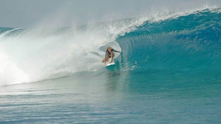 レイキー・ピーターソンのインスタグラム：「It was so good to finally surf Teahupoo last week. Such a beautiful wave and place with the most amazing people. Head over to @surfline or hit the link in my bio for full edit. Enjoy! 🤗 🎥 @j.czerm_photography」
