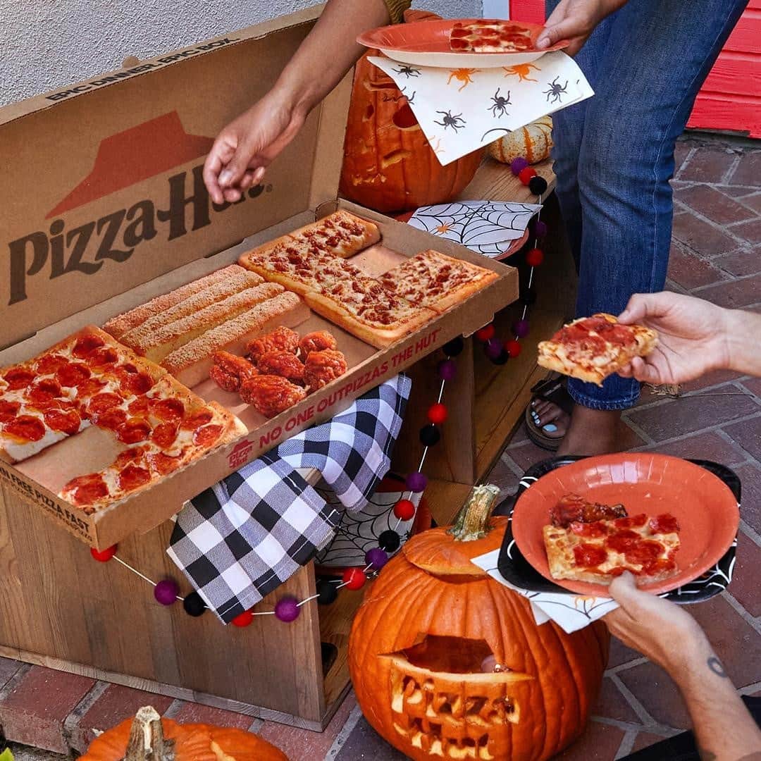Pizza Hutさんのインスタグラム写真 - (Pizza HutInstagram)「Pumpkin carving. Pizza craving. Tackle both with these custom halloween stencils. Download the stencils at the link in our bio!」10月25日 4時00分 - pizzahut