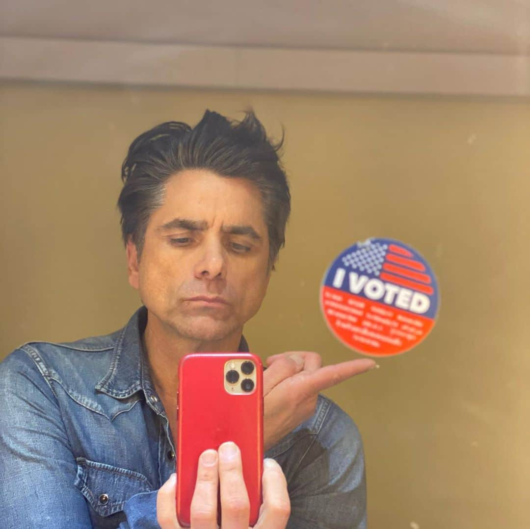 ジョン・ステイモスさんのインスタグラム写真 - (ジョン・ステイモスInstagram)「I voted. (And now can’t get this off my mirror) Early voting starts today.  #vote」10月25日 4時01分 - johnstamos