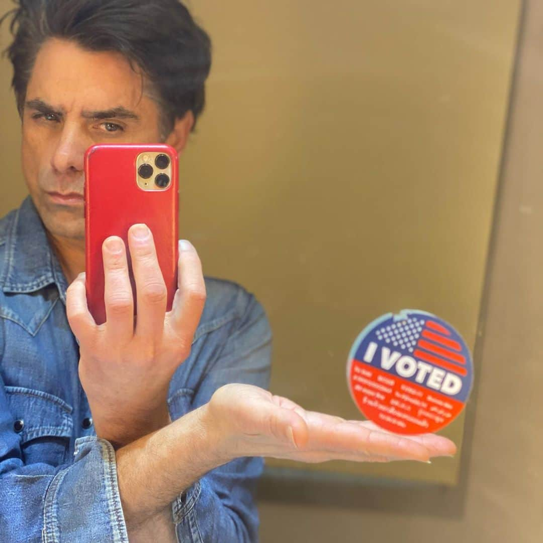 ジョン・ステイモスさんのインスタグラム写真 - (ジョン・ステイモスInstagram)「I voted. (And now can’t get this off my mirror) Early voting starts today.  #vote」10月25日 4時01分 - johnstamos