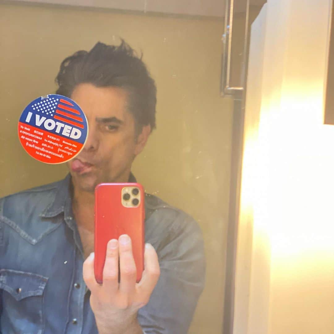 ジョン・ステイモスさんのインスタグラム写真 - (ジョン・ステイモスInstagram)「I voted. (And now can’t get this off my mirror) Early voting starts today.  #vote」10月25日 4時01分 - johnstamos