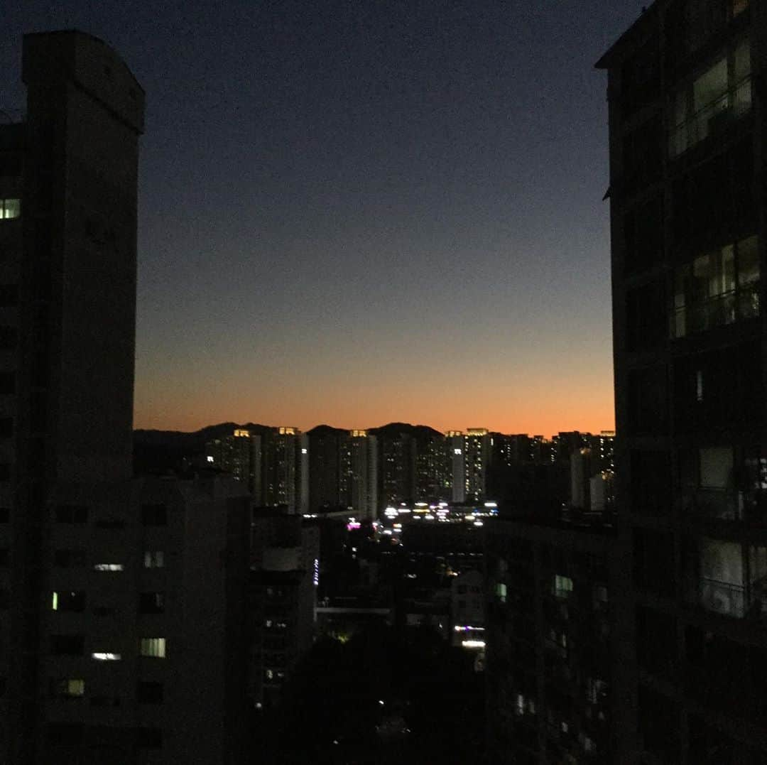 チャンジェ さんのインスタグラム写真 - (チャンジェ Instagram)「미세먼지 없는 하늘 너무 좋아~🌅 즐길 수 있을때 즐겨야지...ㅠㅠ🌏」10月25日 4時10分 - chang_jae_lee