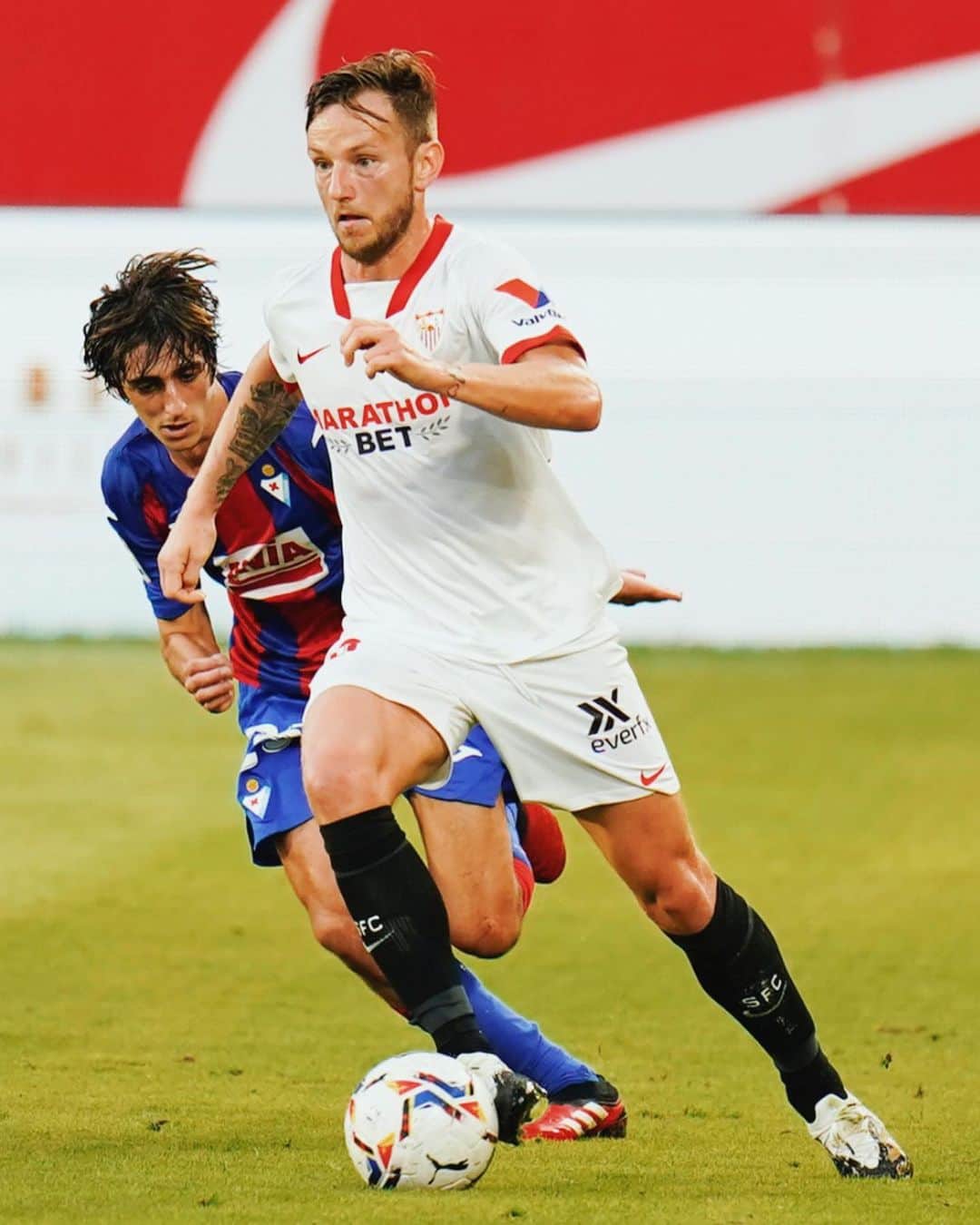 イヴァン・ラキティッチのインスタグラム：「Pase lo que pase, lucharemos hasta el final! ⚔️🙏🏼  —  We will fight until the end, no matter what! ⚔️🙏🏼  #WeAreSevilla #ivanrakitic」