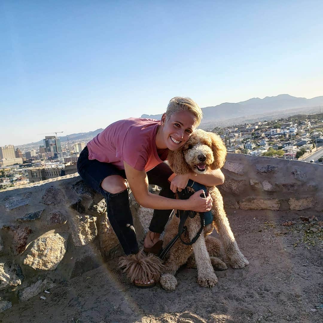 ソフィー・シュミットのインスタグラム：「📍 El Paso City boardering Juarez,  Mexico.  It was so interesting walking along the streets being blocks away from the boarder. As we drove to leave the city I had a massive freak out as we approached a boarder inspection stop. I thought we took a wrong turn and we're heading into Mexico, but it was just a boarder control checking point. Looking for people or drugs I suspect.  Unfortunately everything was basically closed up again because is a rise in Covid cases, but we still has socially distanced fun.」