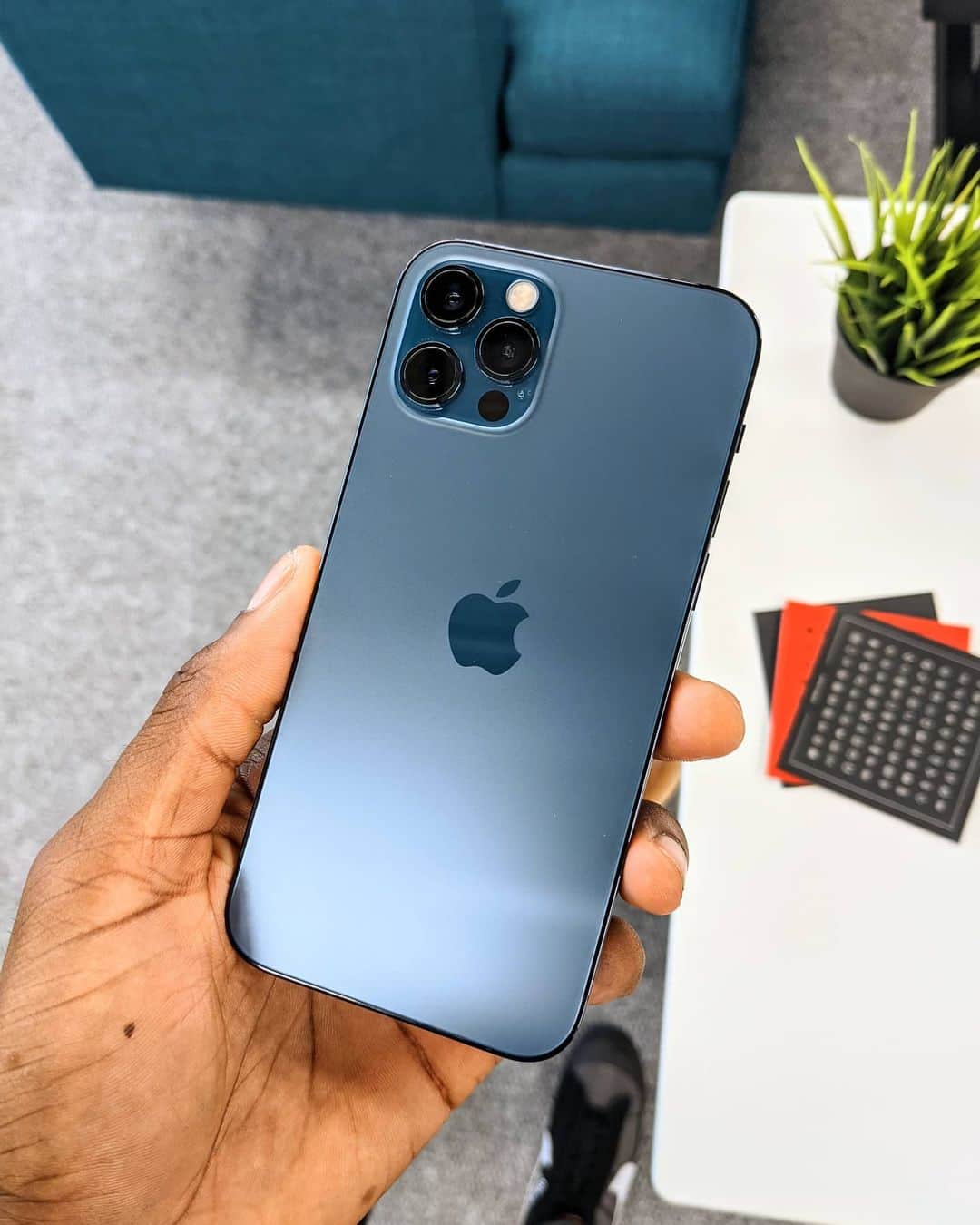 マーケス・ブラウンリーのインスタグラム：「Pacific Blue is the best new iPhone color. That is all.」