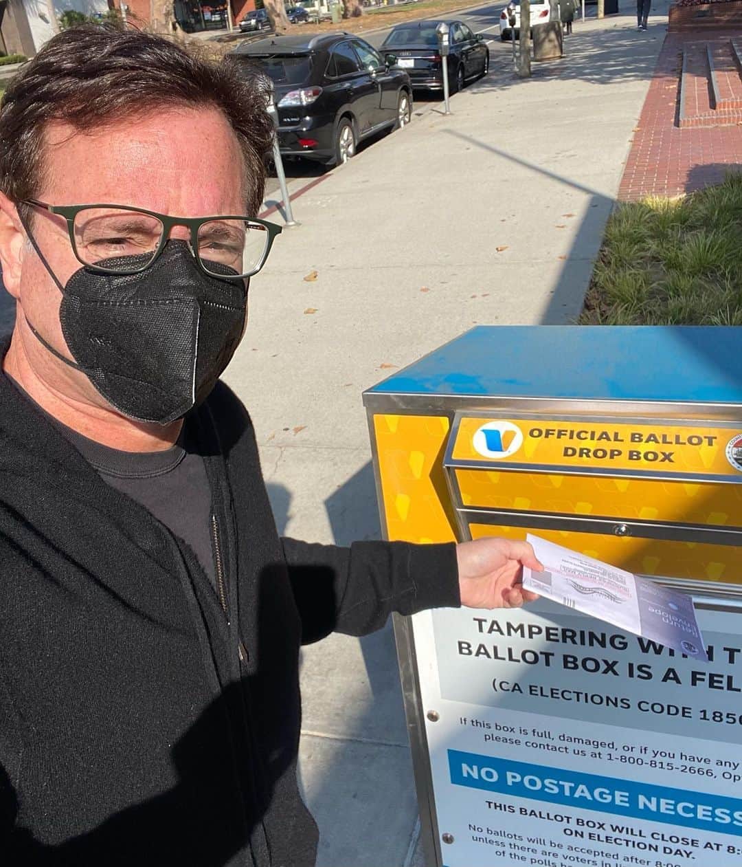 ボブ・サゲットのインスタグラム：「I voted and I feel so much lighter. That ballot is heavy. 🏋🏻 #vote」