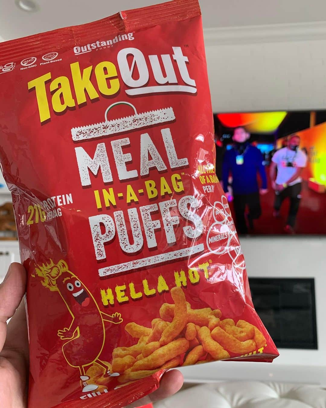 ロブ・ディアデックのインスタグラム：「No better way to enjoy a @UFC championship afternoon than with @outstandingfoods latest snack revolution TAKE OUT.  All the nutrients of a balanced meal in this addictively delicious puff! This is truly the greatest snack ever made... knock out the entire bag feeling so good about yourself. @dyrdekmachine  #manufacturingamazing 🙏🏼🙏🏼🙏🏼🙌🏽🙌🏽🙌🏽🚀🚀🚀🔥🔥🔥🎉🎉🎉🎯🎯🎯🎯🤯🤯🤯」