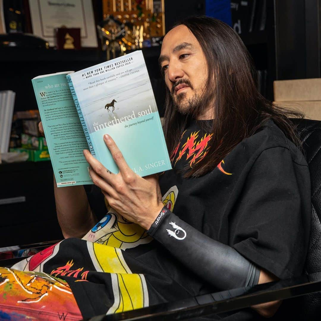 スティーヴ・アオキさんのインスタグラム写真 - (スティーヴ・アオキInstagram)「Need Your Book Recs! Drop em in the comments. If I started an #AokiBookClub would u join? New #eSmartr sleeve lookin 👌@eSmartr」10月25日 4時35分 - steveaoki