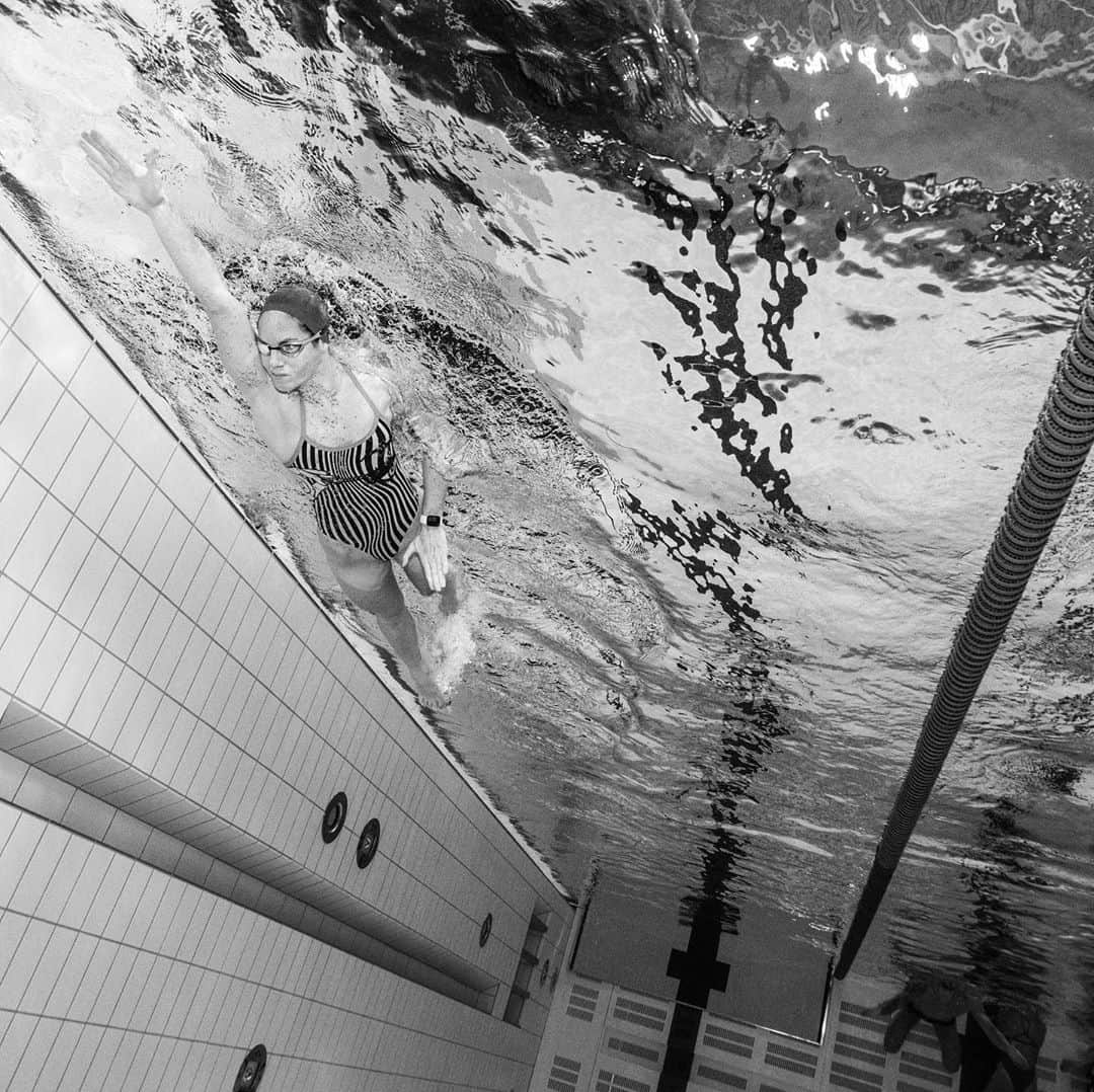 エミリー・シーボームのインスタグラム：「When I’m not in a bubble, I’m blowing bubbles.  📸@mike2swim   #aquapower #isl2020 #budapest #swimming #bubblelife #athlete #water #blackandwhite」