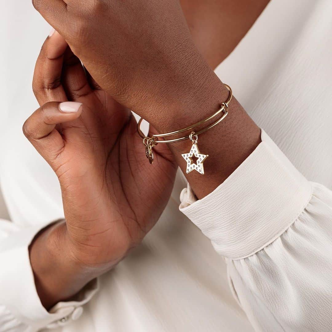 のインスタグラム：「New season, new symbols ⭐ explore holiday #newarrivals at link in bio」