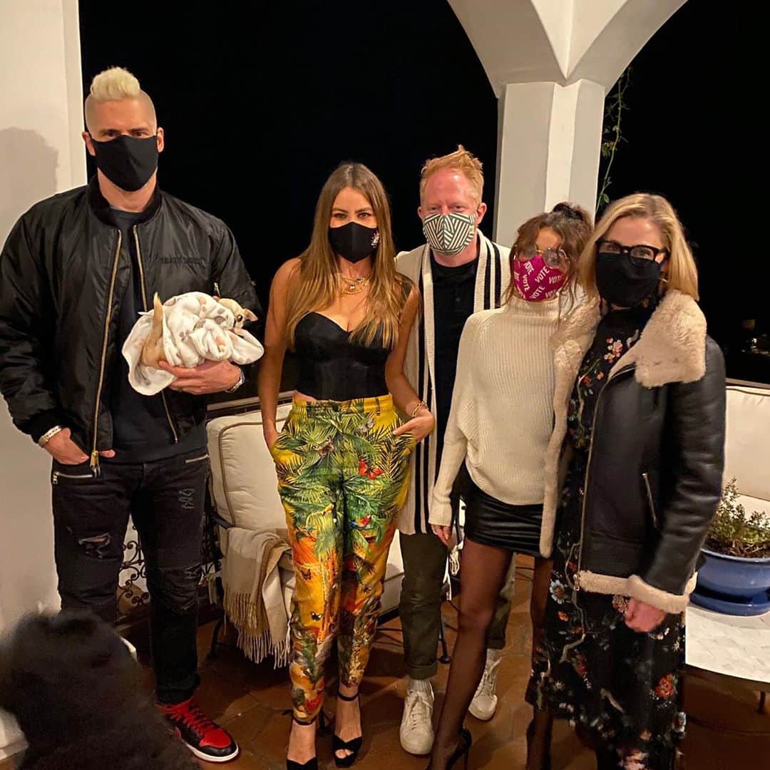 ジェシー・タイラー・ファーガソンのインスタグラム：「Celebrating my 45th with some of my favorite people. @itsjuliebowen knit Beckett a hat that I’m going to wear until he can fit into it and @sofiavergara gave me a beautiful gold candle that has a very unique shape. 🍆」