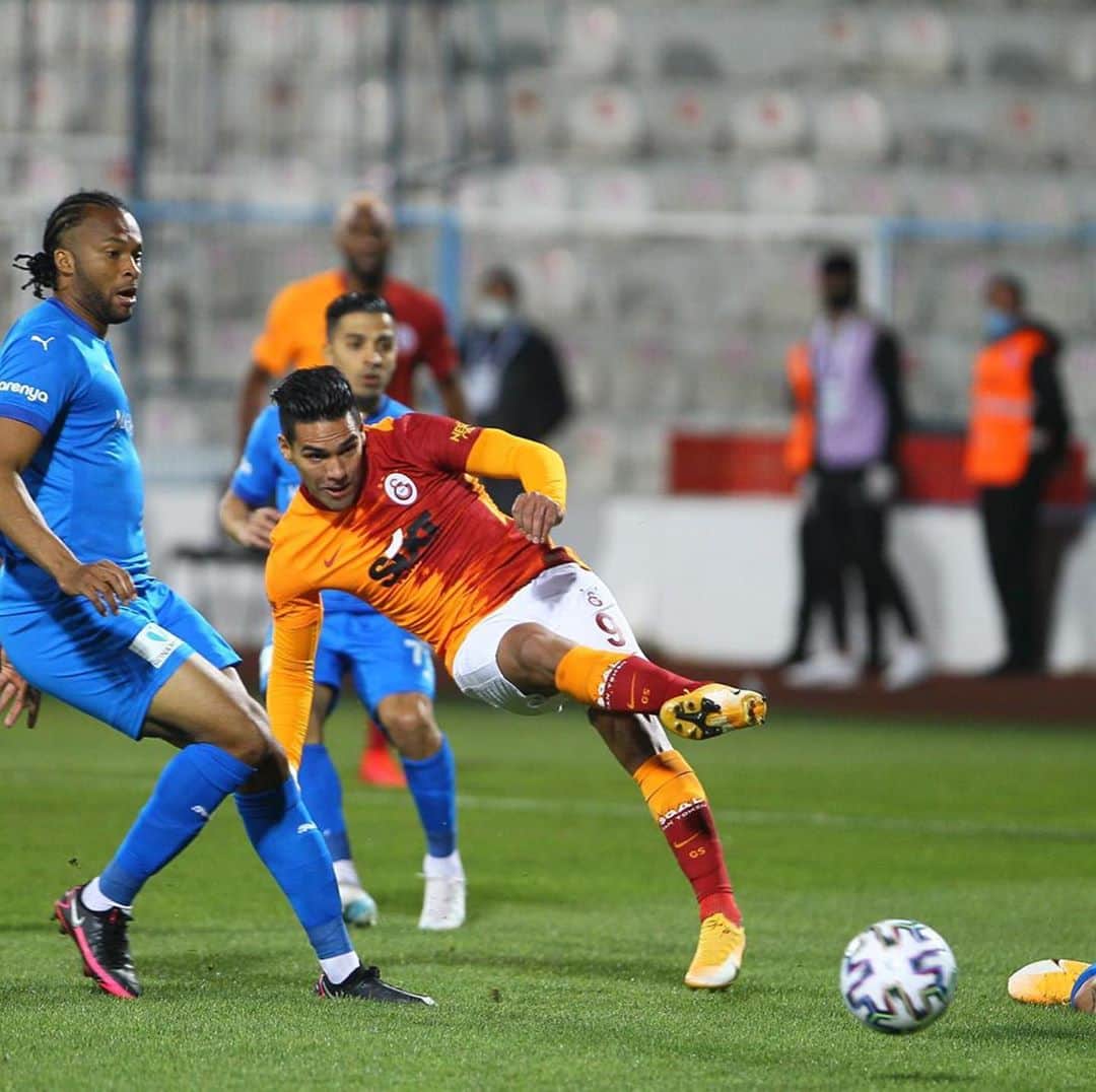 ラダメル・ファルカオのインスタグラム：「3 puntos que nos dan confianza. Gracias Jesús por siempre sostenerme 💪🏼. // Thank you Jesus.  3 points that give us confidence.  Photos: @galatasaray @fotottarena」