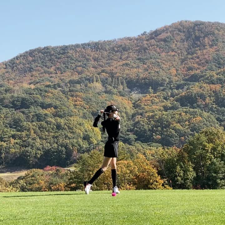 リジ のインスタグラム：「현타 온 라운딩😭😭😭 당분간은 연습만😱 360도 코스 너무 어렵다..... 하🤯」