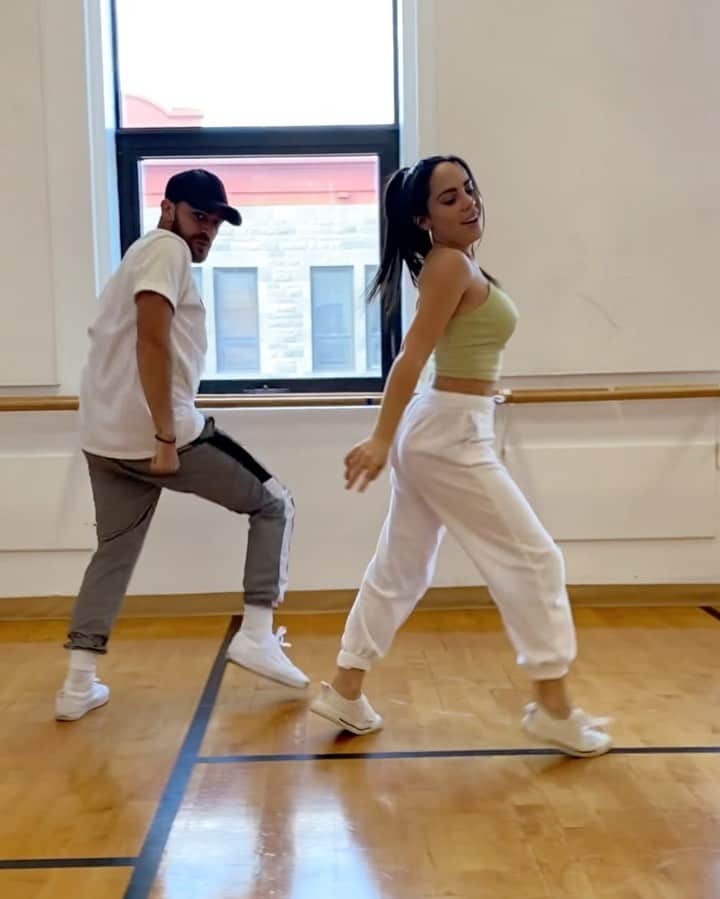 のインスタグラム：「Dance to express not impress 💃🏻 . Hace mucho tiempo que no bailaba y wow, que liberador se sintió este momento! Amo bailar porque lo puedes hacer donde sea, cuando sea, solo o acompañado y lo encuentras en todos los países! . Qué estilo quieren que baile en el próximo video? . Thank you @justin.corbo for making this wild choreography!」