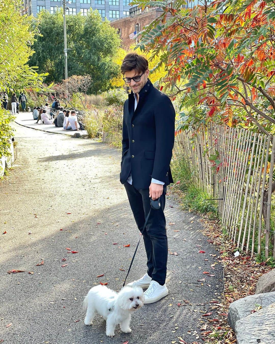 ヨハネス・ヒューブルさんのインスタグラム写真 - (ヨハネス・ヒューブルInstagram)「Beautiful day in Brooklyn with my pal 🐾 and my new #iPhone12pro camera 🍂 📸」10月25日 5時11分 - johanneshuebl
