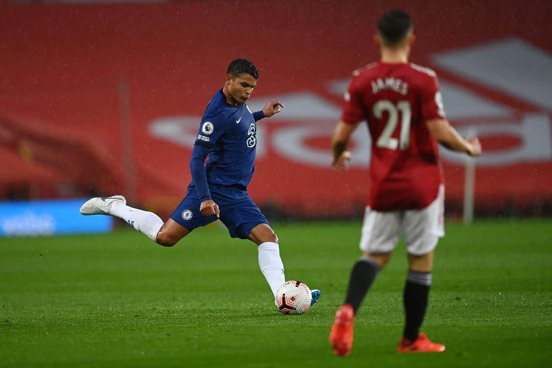 チアゴ・シルヴァのインスタグラム：「🇬🇧 A tough game as we played against a great opponent, but the fighting spirit of our team @chelseafc was really good!! Now it’s time to rest and move forward, all together.  🇧🇷 Jogo muito difícil, jogamos contra um grande adversário, mas o espírito de luta da equipe @chelseafc foi muito bom!! Agora é descansar e seguir em frente, todos juntos. 🇫🇷 Match très difficile, nous avons joué contre un grand adversaire, mais l’esprit guerrier de l’équipe du @chelseafc a été très bon !! Après le match c’est le moment de se reposer et d’aller de l’avant, tous ensemble.  • • • #OhhThiagoSilva #CFC #Chelsea #ThiagoSilva #FamiliaSilva #ChelseaFC #London #LondonCalling #Londres #UnitedKingdom #England #Inglaterra #ThiagoIsBlue #WeAreBlue #ChelseaFans #BluesForever #cfcfans #chelseafootballclub #Chelseafcfans #washyourhands #lavezvouslesmains #LaveAsMaos #StopCorona #CoronaOut #StopCovid #ChelseaXManchesterUnited #OldTrafford #oldtraffordstadium」