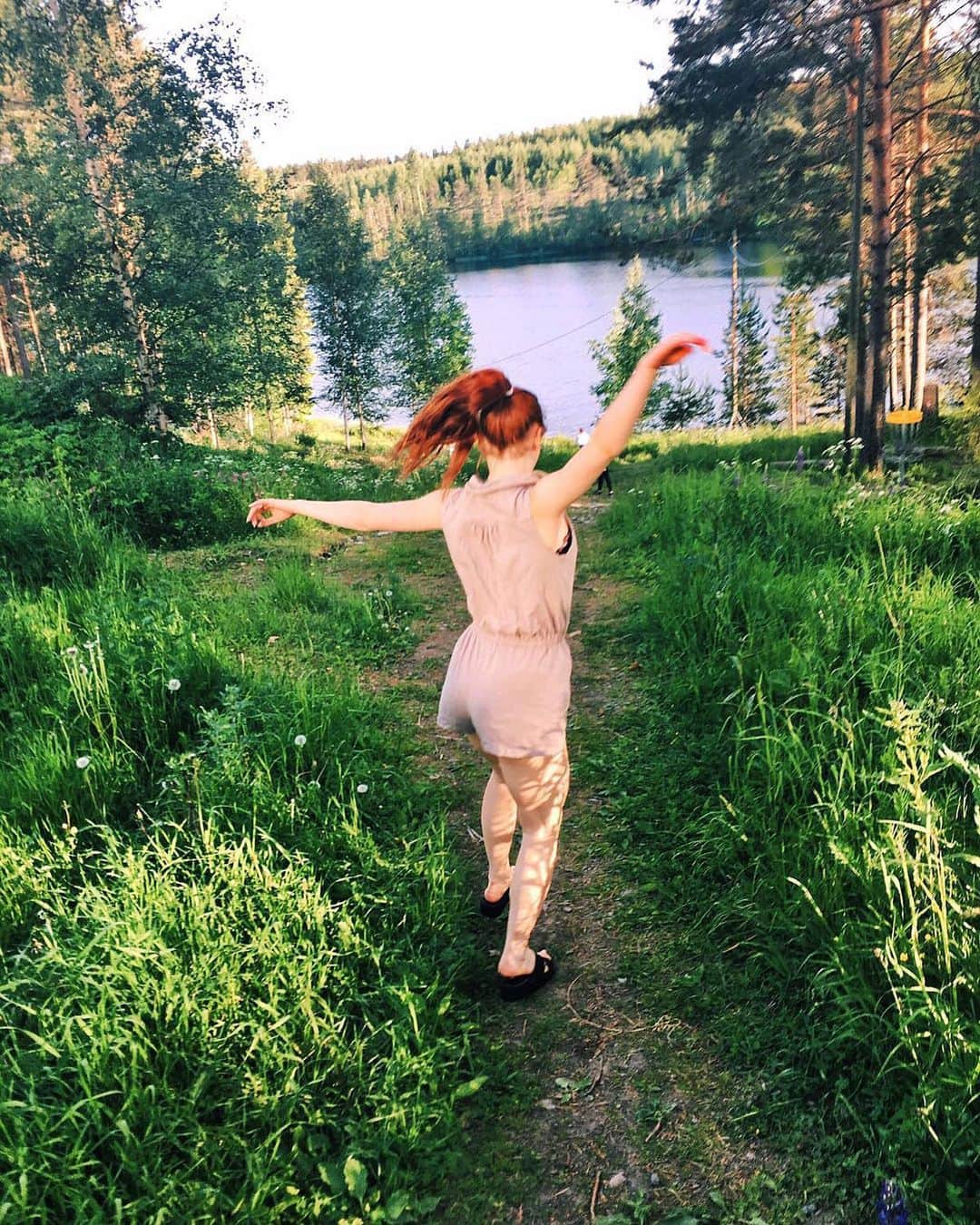 のインスタグラム：「A thousand moments that I had just taken for granted- mostly because I had assumed that there would be a thousand more. 🥀 #summertimesadness」