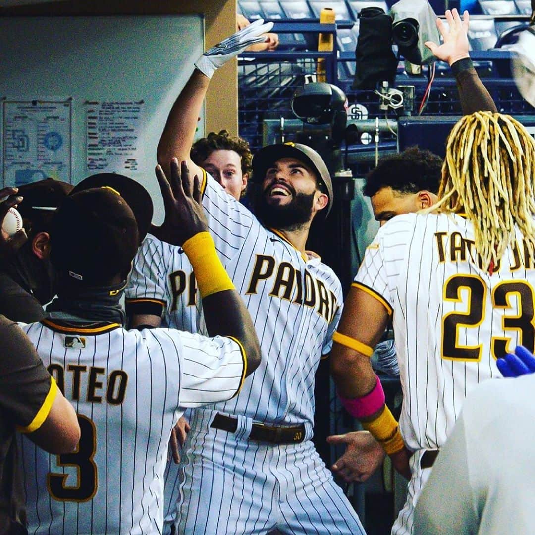エリック・ホズマーのインスタグラム：「31.... like a fine 🍷   Thanks for all the bday wishes!   Go Pads!」