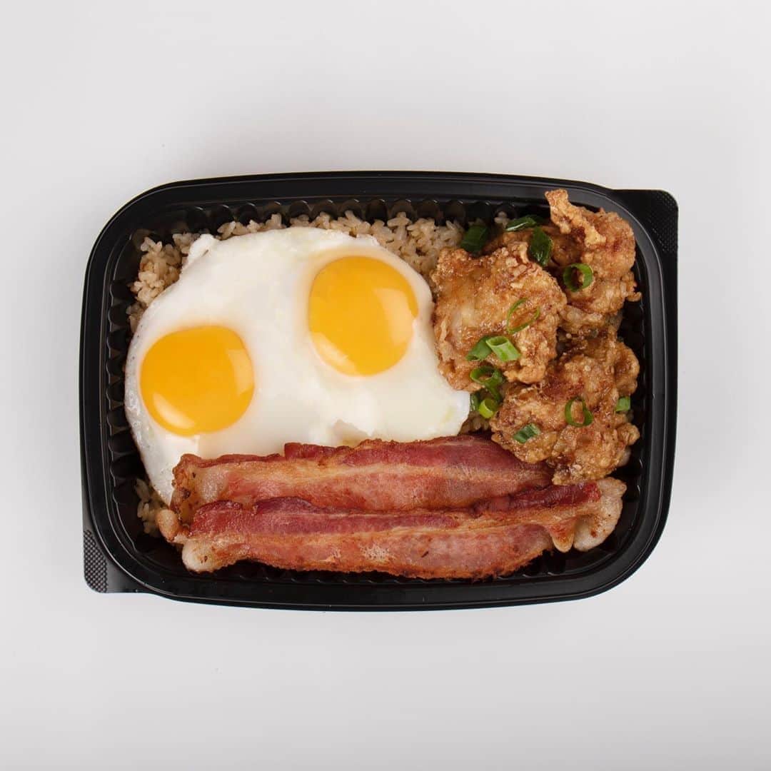 Zippy's Restaurantsのインスタグラム：「Korean Fried Chicken Breakfast is a headliner of our #AllDay Breakfast Menu at our takeout counter. Order and pay ahead on Zippys.com or our mobile app to get this Korean Fried Chicken, two Island Fresh Eggs and Bacon served over Fried Rice with no-contact, curbside pick-up.」