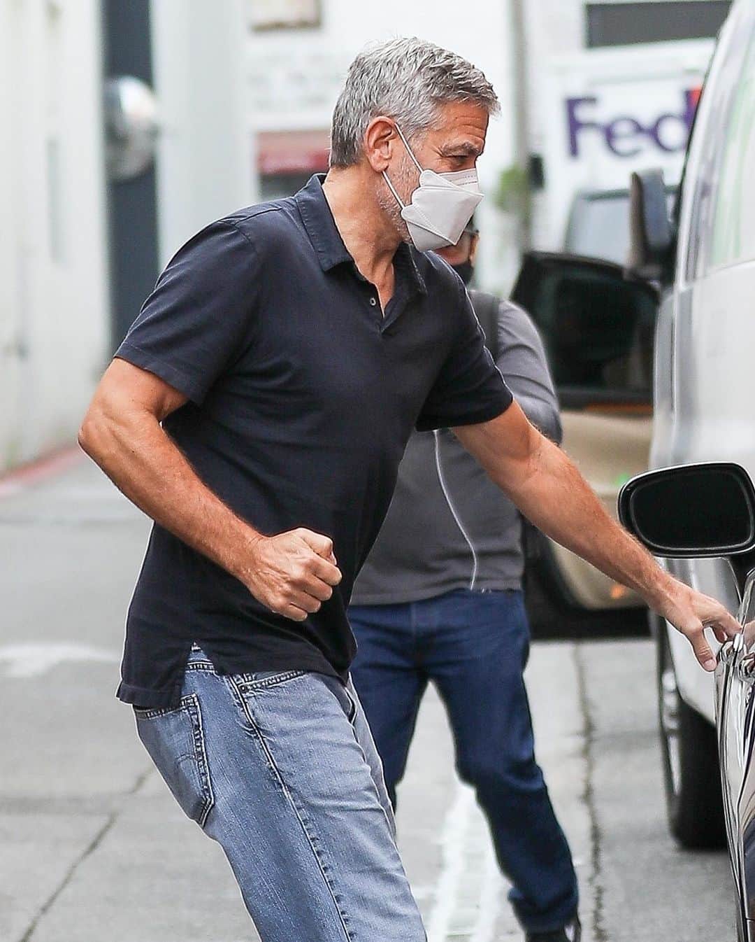 Just Jaredさんのインスタグラム写真 - (Just JaredInstagram)「George Clooney made a rare outing in Beverly Hills on Saturday morning and we have lots of photos up now on our site! #GeorgeClooney Photos: Backgrid」10月25日 5時27分 - justjared