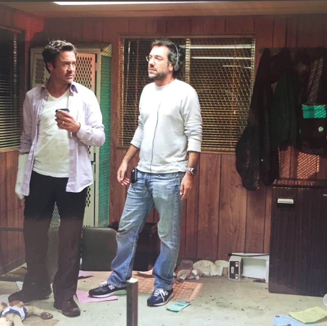 トッド・フィリップスのインスタグラム：「This film came out 10 years ago (?!) Here I am on set with the legend himself. Probably the most fun I’ve ever had making a movie. #duedate #imallergictowaffles」