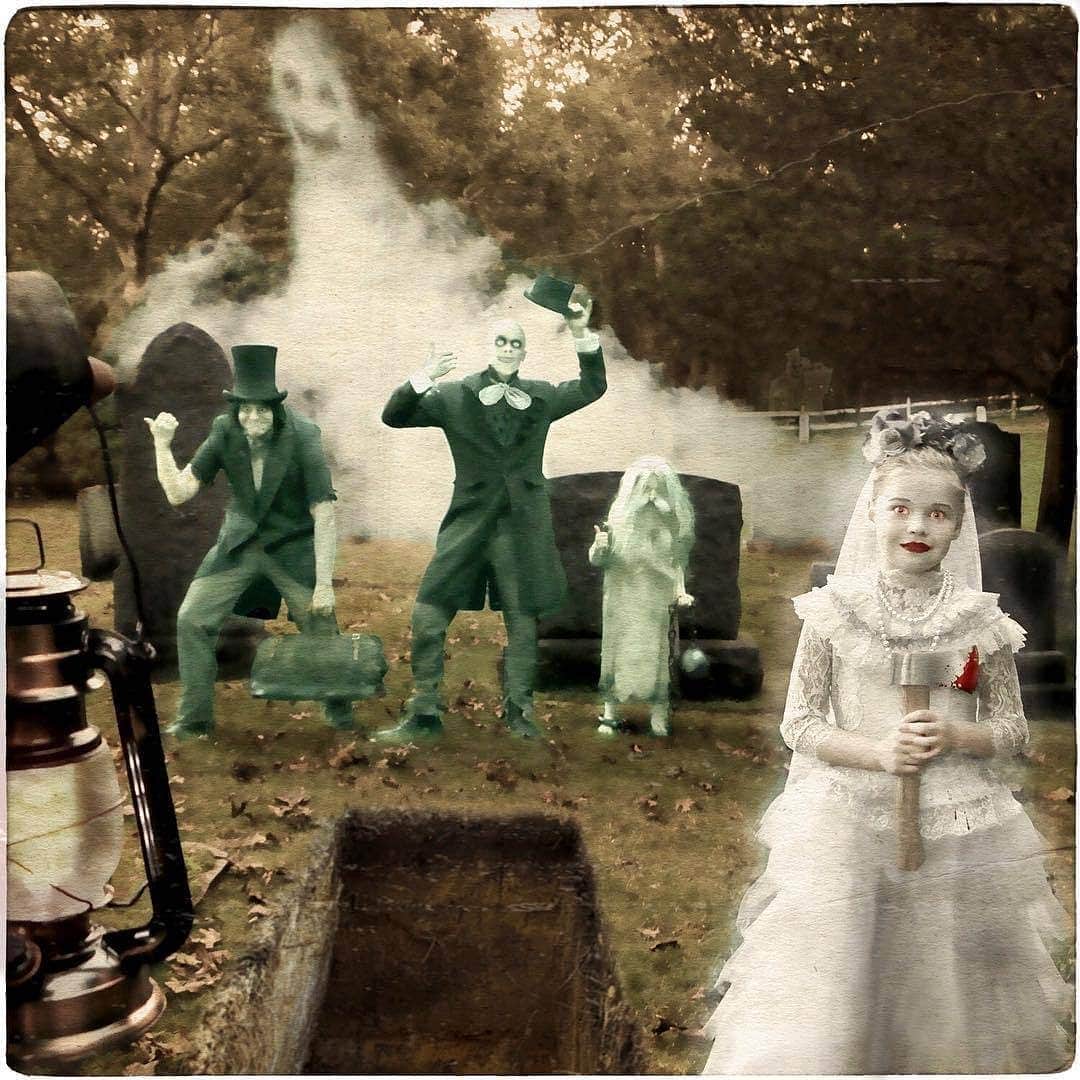 ニール・パトリック・ハリスのインスタグラム：「Halloween is next Saturday! Here's a throwback to 2019 Burtka-Harris Family photo! 🖤🧡🎃 #neilpatrickharris #davidburtka #nph #db #tagsforlikes #actors #lovethem #chef #halloween #costumes #gideonscott #harpergrace #twins #burtkaharrisfamily #burtkaharris #family #papa #daddy @nph @dbelicious 🧡🖤🧡🖤」