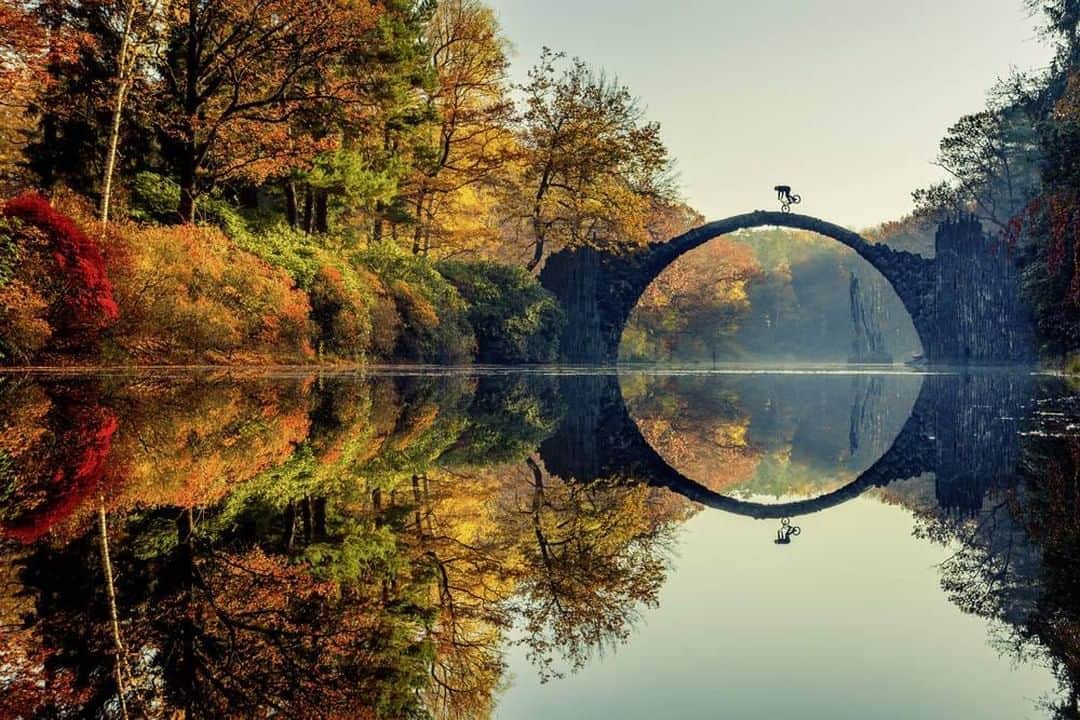 レッドブルのインスタグラム：「even we're not sure which side is real...   🚲: @senadgrosic  📸: @lorenzholder #redbull #givesyouwiiings #reflection #bmx #photography #photo #autumn」