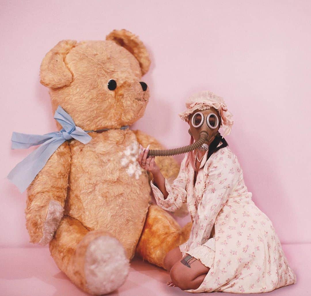 メラニー・マルティネスのインスタグラム：「A rare photo of a Scorpio rising merging w their soulmate💕🐻🌙」