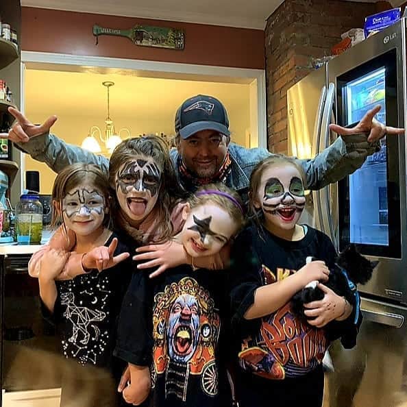 KISSさんのインスタグラム写真 - (KISSInstagram)「#KISSFamilies Rock! Lloyd Mudie's nieces rocked his surprise 50th birthday party by donning #KISS makeup. So great!」10月25日 5時49分 - kissonline