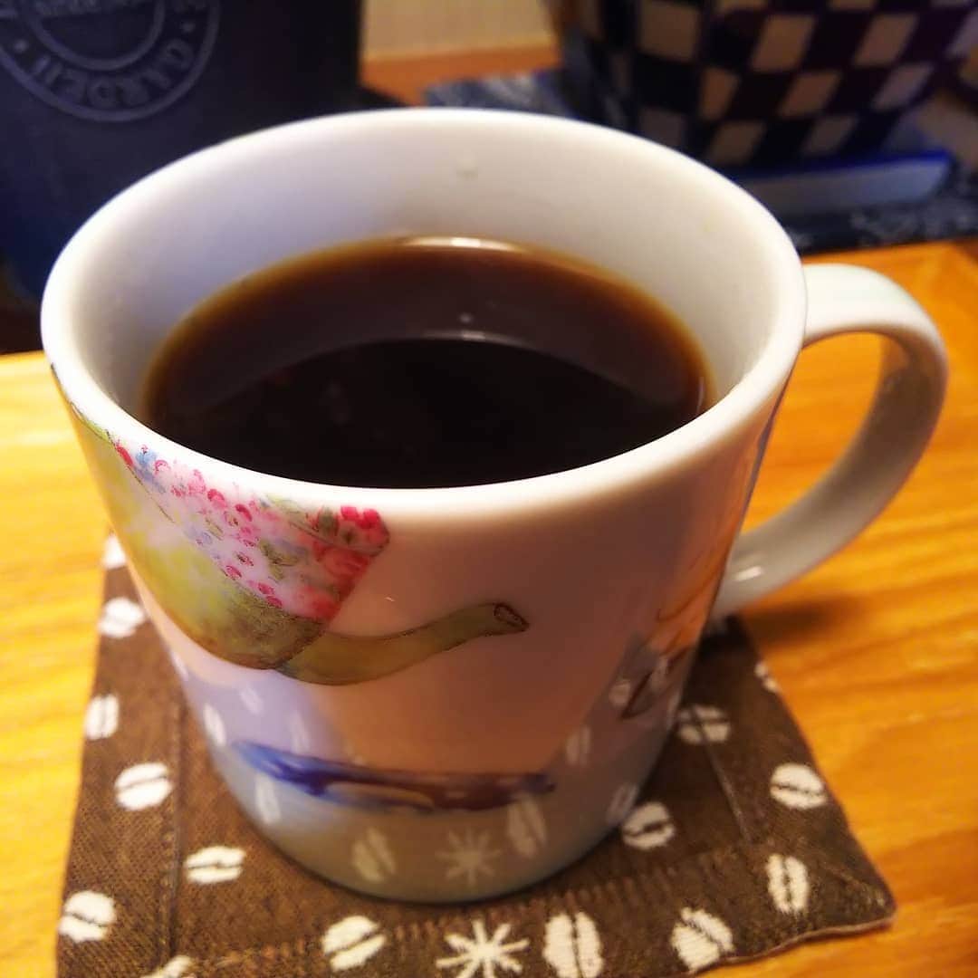 みながわゆみさんのインスタグラム写真 - (みながわゆみInstagram)「#おはようございます #今日も素敵な一日を #仕事頑張ろう #コーヒー #coffee #コーヒータイム #コーヒーカップ #コーヒーの木 #ビッグベリー #写真好き #写真好きな人と繋がりたい」10月25日 5時52分 - nama.09.19